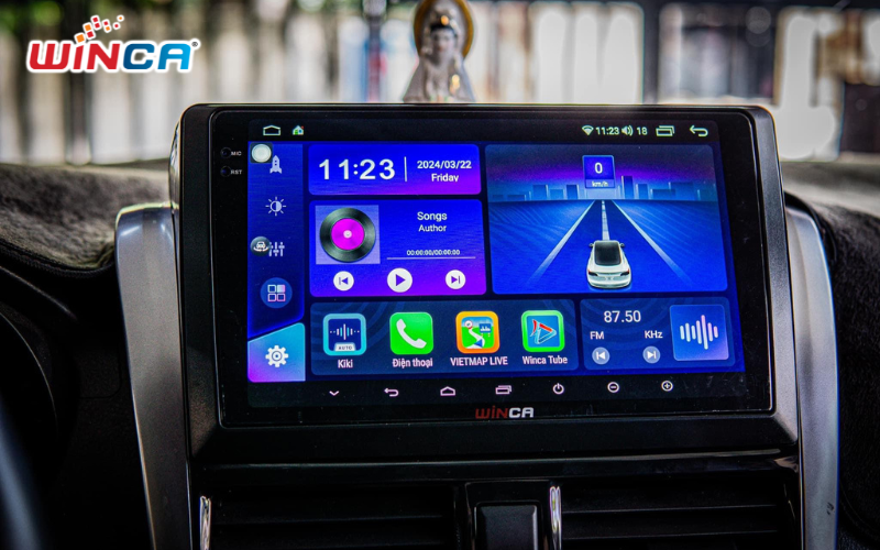 Hình ảnh màn hình Android ô tô được lắp đặt trên taplo xe