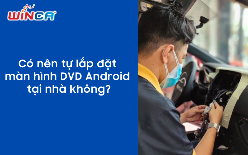 Hình ảnh kỹ thuật viên đang lắp đặt màn hình Android vào xe ô tô