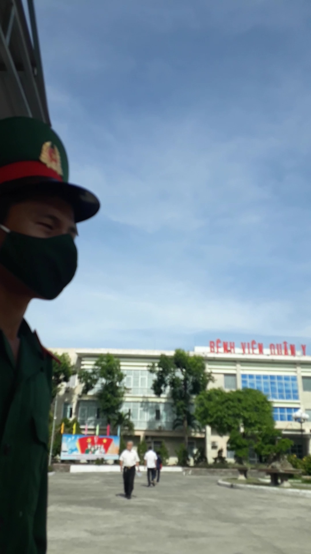 Tình trạng đỗ xe ô tô tại Bệnh viện Quân y 17 Đà Nẵng