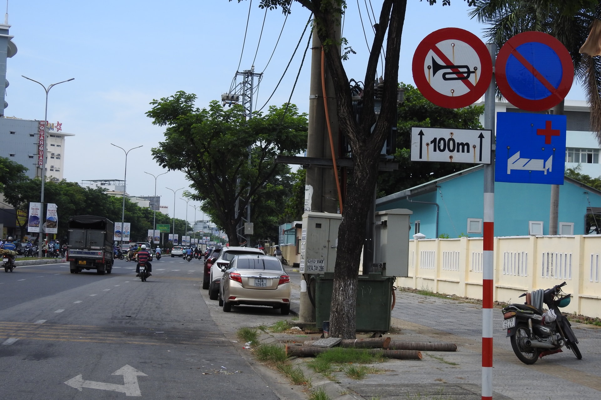 Tình trạng đỗ xe ô tô tại Bệnh viện Quân y 17 Đà Nẵng