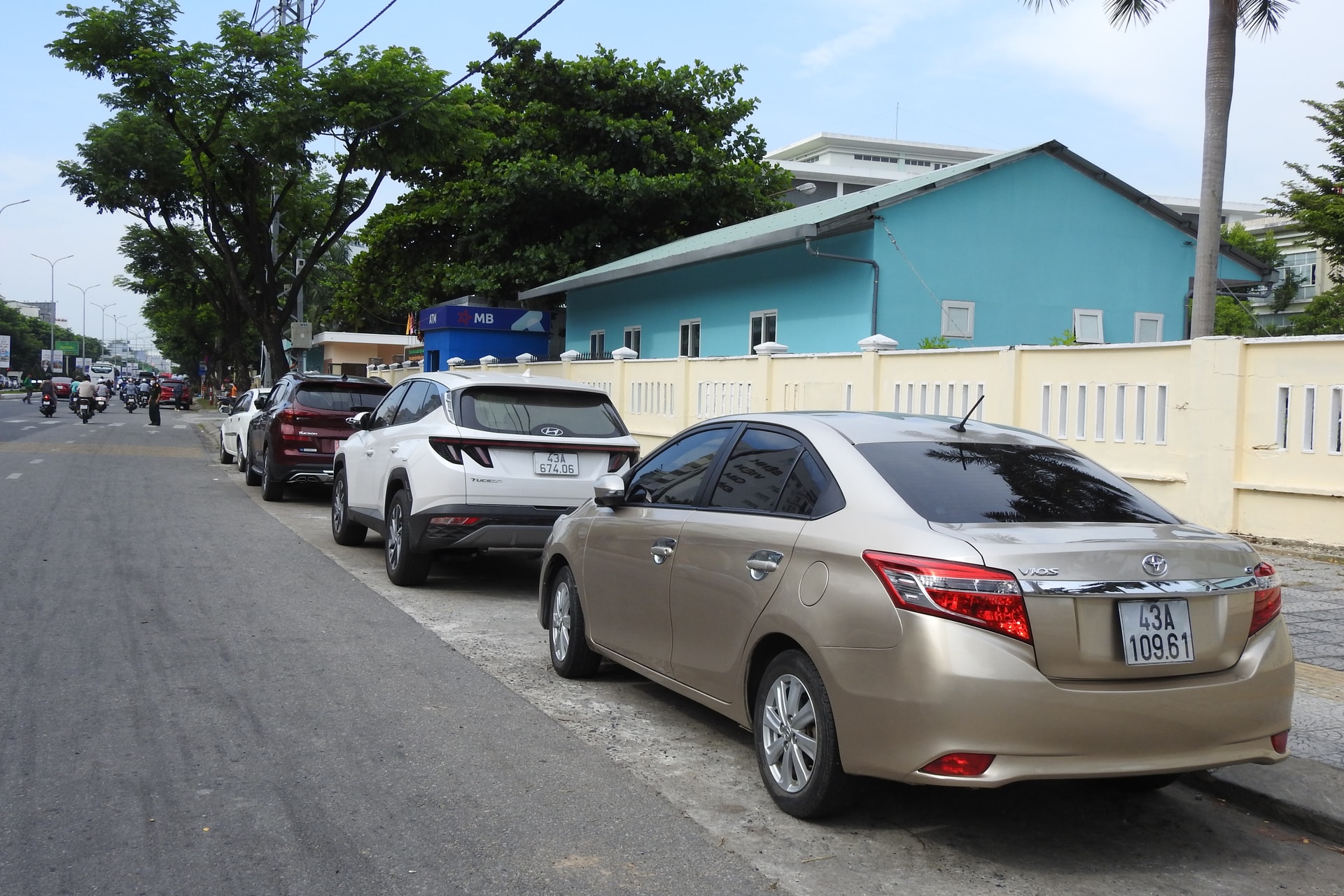 Tình trạng đỗ xe ô tô tại Bệnh viện Quân y 17 Đà Nẵng