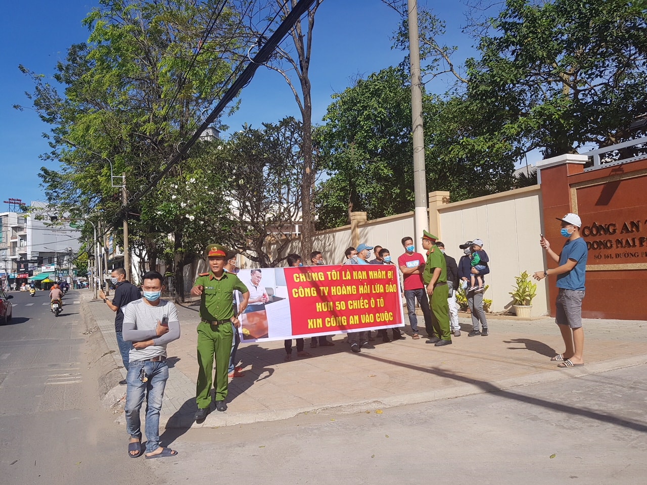 Chủ xe bị lừa đảo môi giới ô tô tụ tập tại cơ quan công an