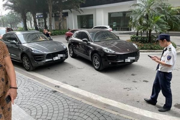 Hai siêu xe biển số song sinh chạm mặt tại khu đô thị Times City - Cảnh báo xe ô tô mẹ bồng con