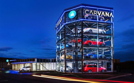 Máy bán xe ô tô khổng lồ Carvana bằng kính tại Nashville, Tennessee
