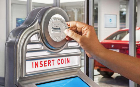 Khách hàng đến máy xe ô tô khổng lồ Carvana sau khi mua xe online