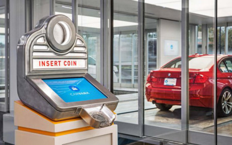 Khách hàng sử dụng đồng xu đặc biệt để kích hoạt máy bán xe ô tô khổng lồ Carvana