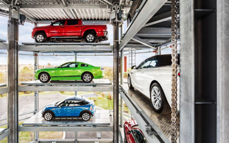 Chiếc xe đã qua kiểm định chuẩn bị bàn giao từ máy xe ô tô khổng lồ Carvana
