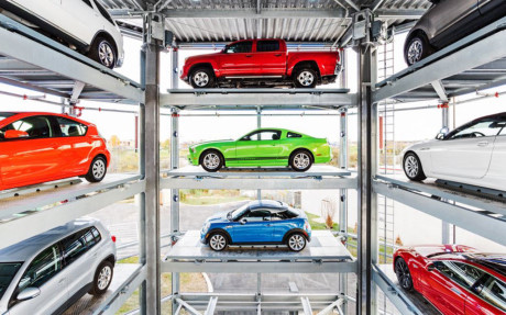 Khách hàng nhận xe và bắt đầu trải nghiệm 7 ngày dùng thử từ máy xe ô tô khổng lồ Carvana