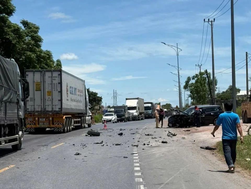Toàn cảnh hiện trường vụ va chạm giữa ô tô con và xe đầu kéo