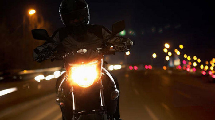 Hình ảnh đèn xe ô tô bị mờ do ố vàng
