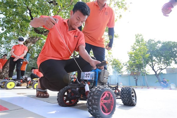 Thử nghiệm và sửa lỗi trên chiếc ô tô tự chế siêu xe mô hình