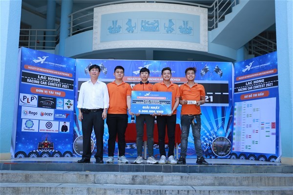 Đội giành giải nhất cuộc thi ô tô tự chế siêu xe mô hình Lạc Hồng Racing Car