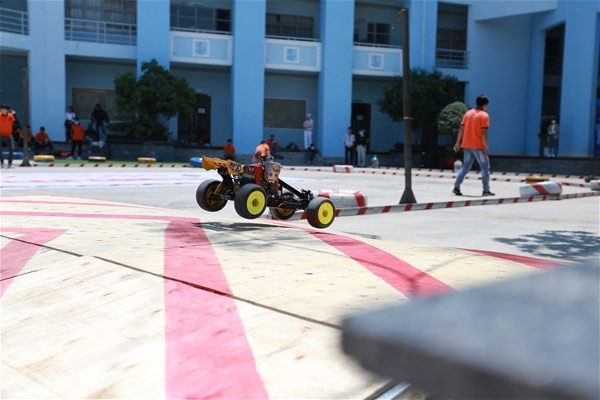 Đua siêu xe ô tô mô hình tự chế của sinh viên Đại học Lạc Hồng