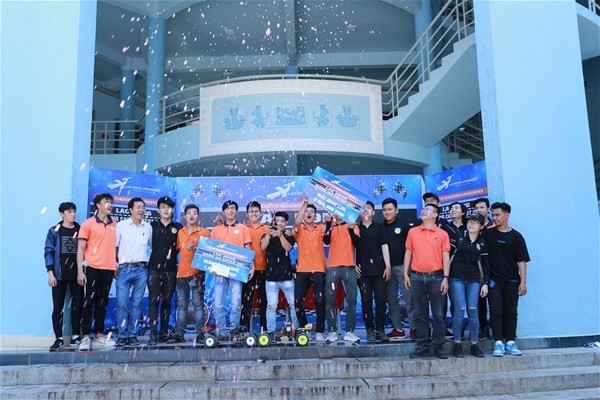 Sinh viên LHU cùng chiếc ô tô tự chế siêu xe mô hình của mình