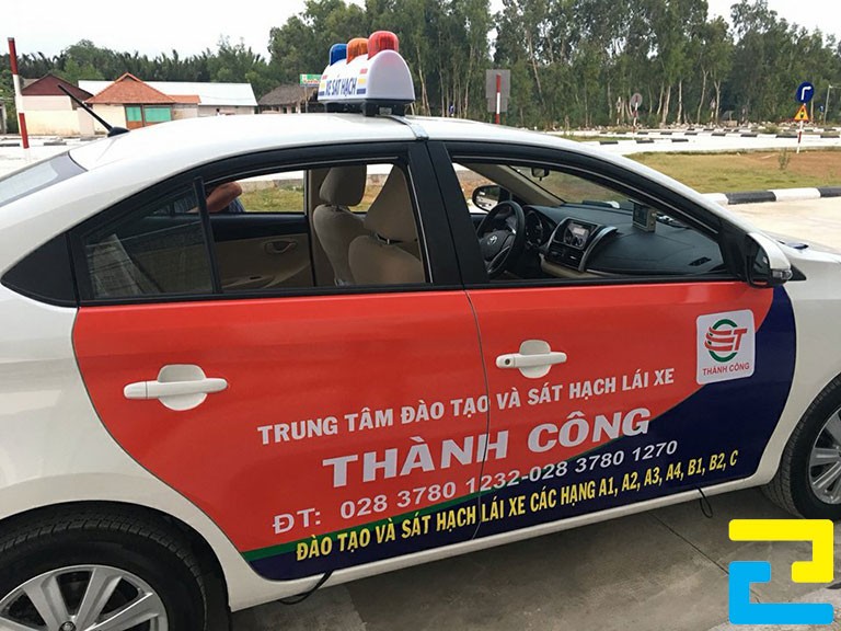 Nhân viên tư vấn về dịch vụ in tem xe ô tô