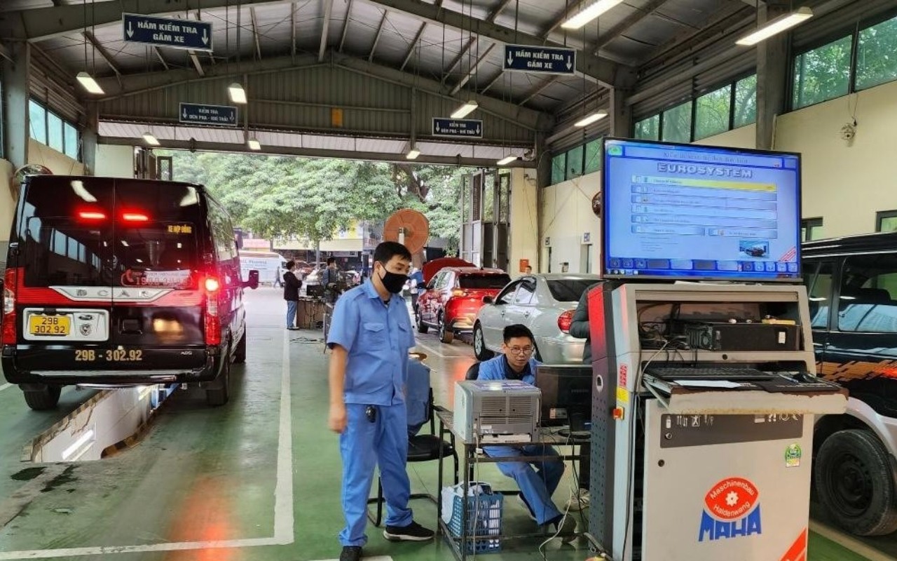 Xe ô tô đang được kiểm định tại trạm đăng kiểm