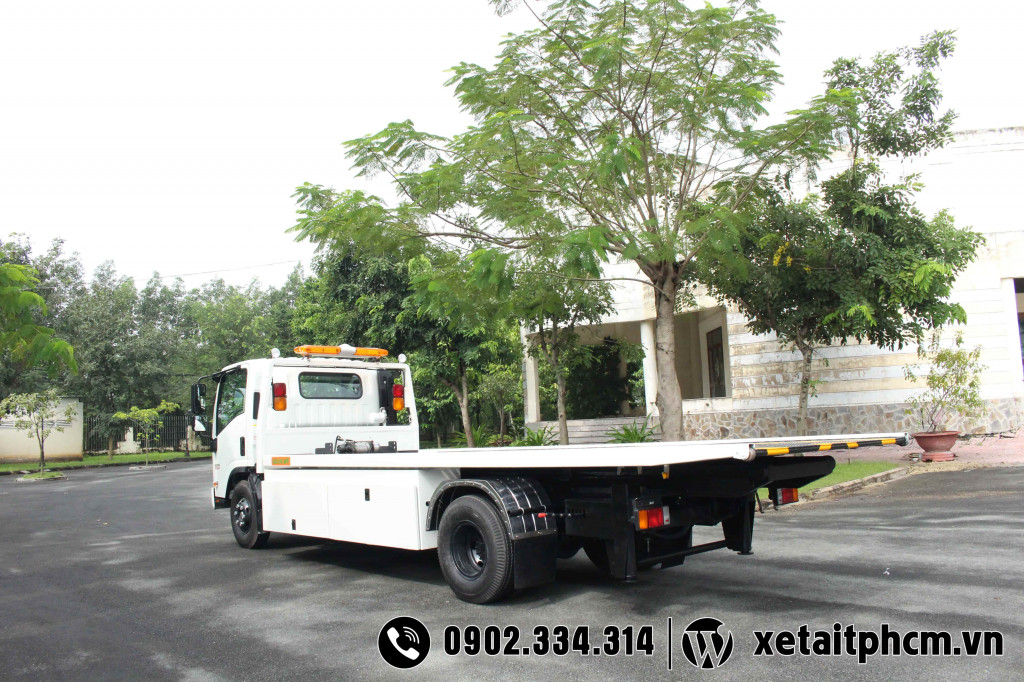 Toàn cảnh xe tải chở xe ô tô Isuzu NQR550 đang hoạt động