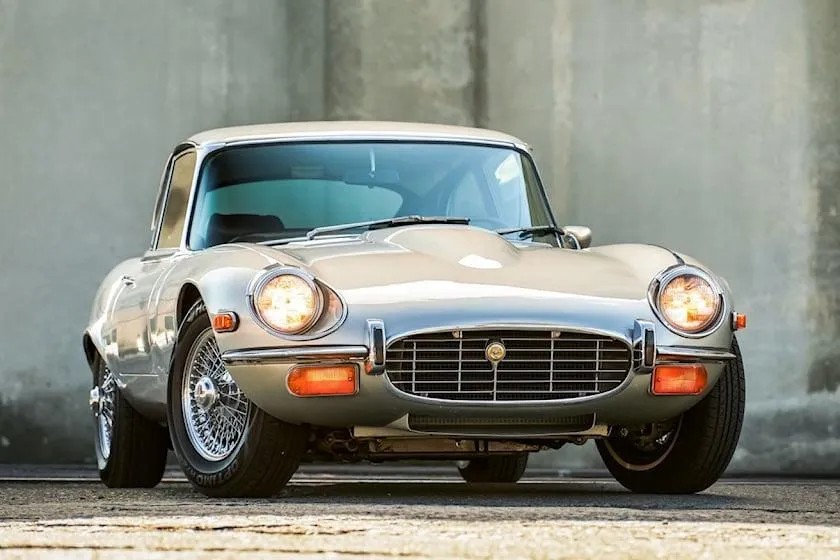Ảnh xe Jaguar E-Type, dòng xe thể thao V12 cổ điển và sang trọng.