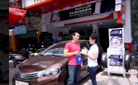 Kỹ thuật viên đang thực hiện dịch vụ chăm sóc lốp và vành xe
