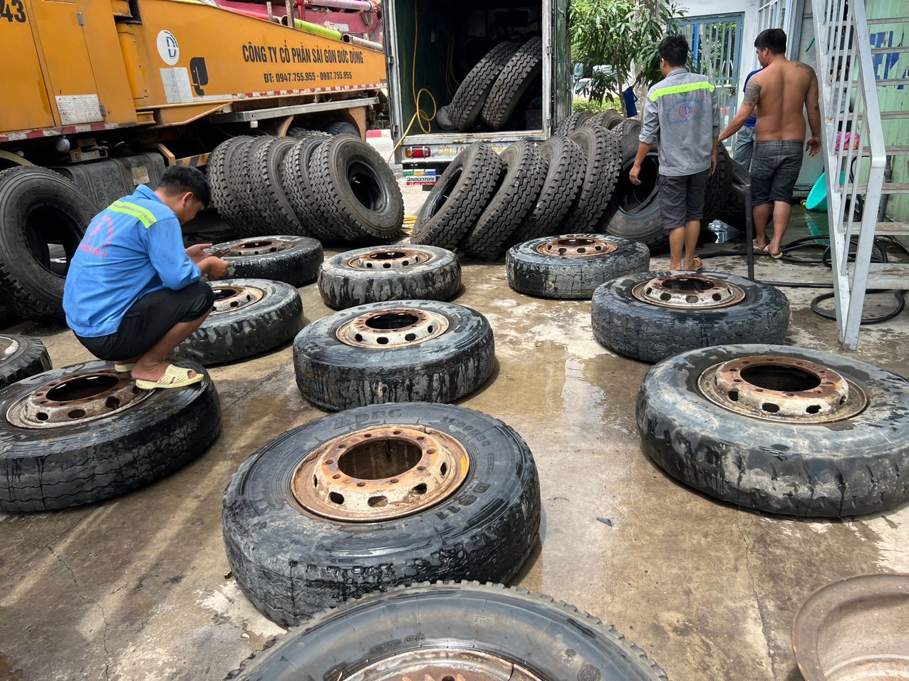 Các loại mâm xe ô tô cũ trưng bày trên kệ