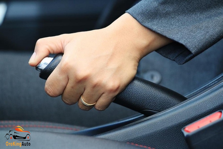Thao tác kéo phanh tay xe ô tô khi đỗ