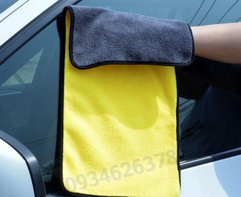 Sử dụng khăn microfiber để lau khô xe sau khi rửa