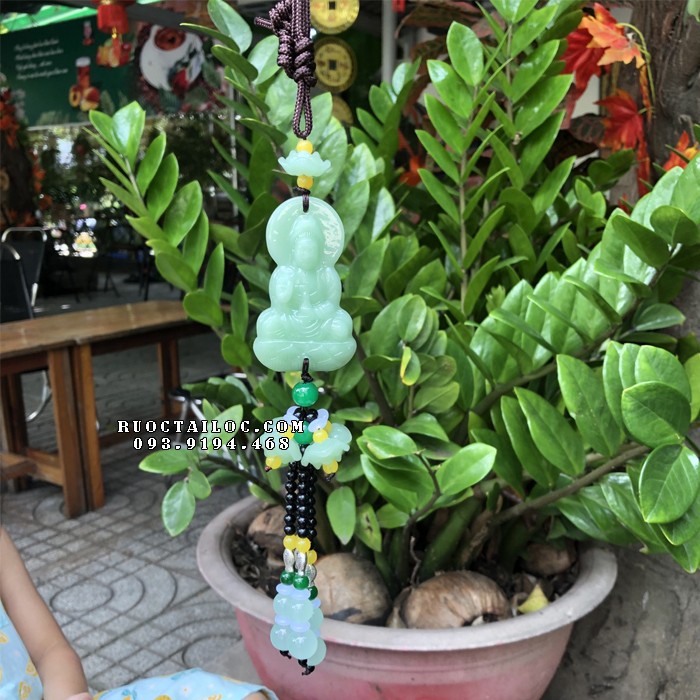 Hình ảnh một chiếc tượng Quan Âm treo xe ô tô với màu sắc hài hòa, tinh xảo