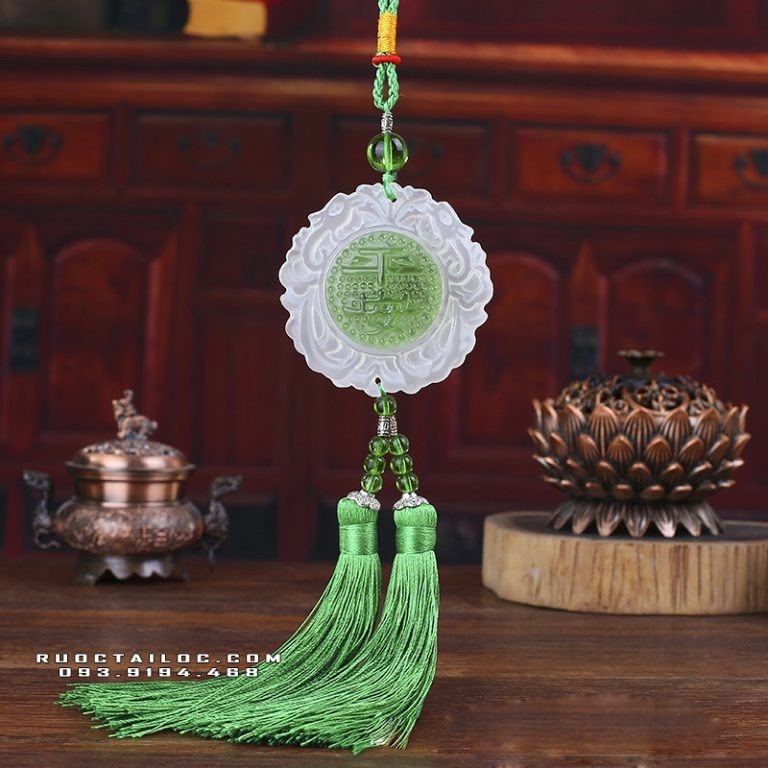 Hình ảnh một chiếc tượng Quan Âm treo xe ô tô màu xanh ngọc, phù hợp với người mệnh Mộc