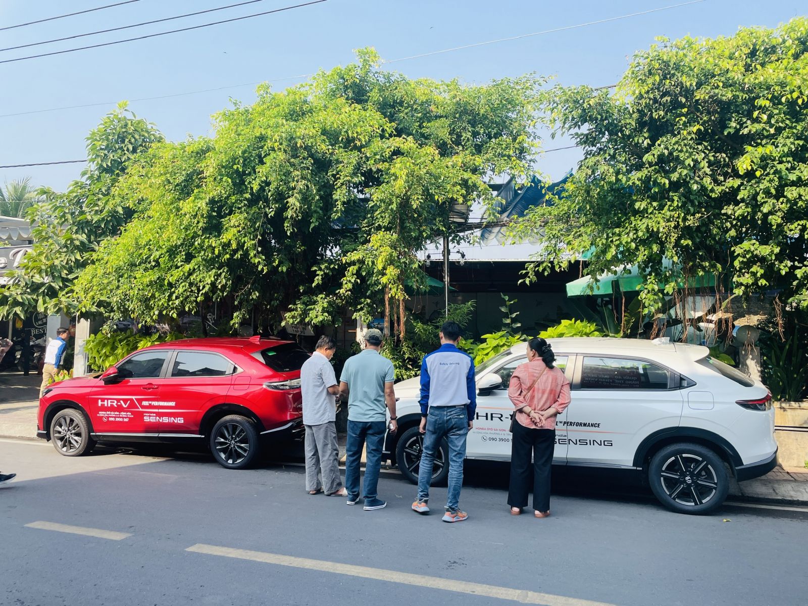 Khách hàng tham quan xe tại xe ô tô sự kiện