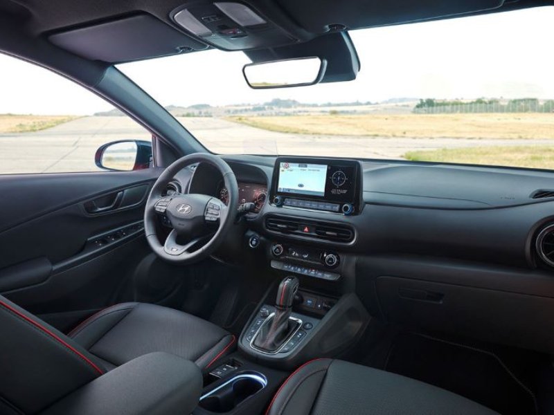 Khoang lái hiện đại của ô tô Hyundai Kona với màn hình cảm ứng