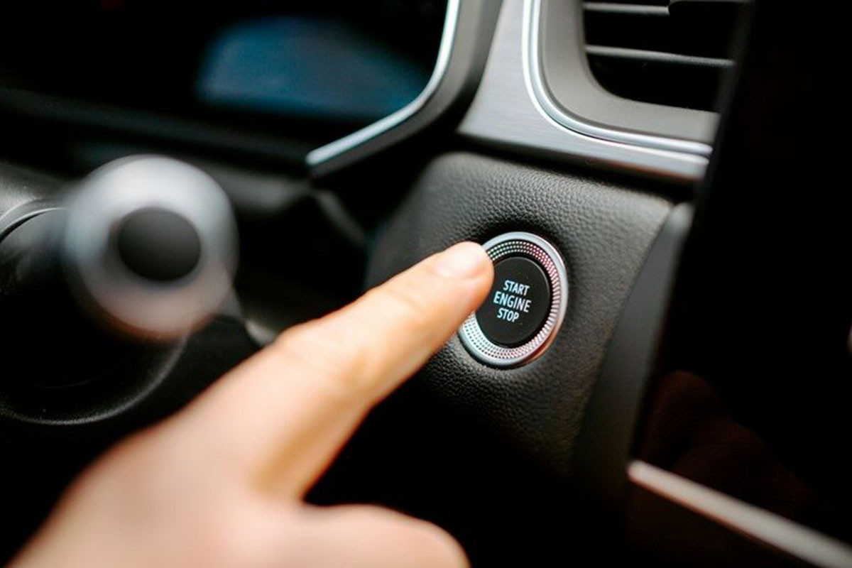 Biểu tượng khởi động động cơ trên bảng điều khiển xe ô tô