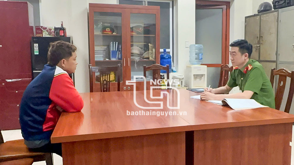 Đối tượng Nguyễn Văn Đại khai nhận hành vi trộm bánh xe ô tô tại cơ quan công an