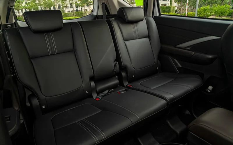 Không gian rộng rãi bên trong khoang hành khách và khoang hành lý của xe ô tô gia đình 5 chỗ