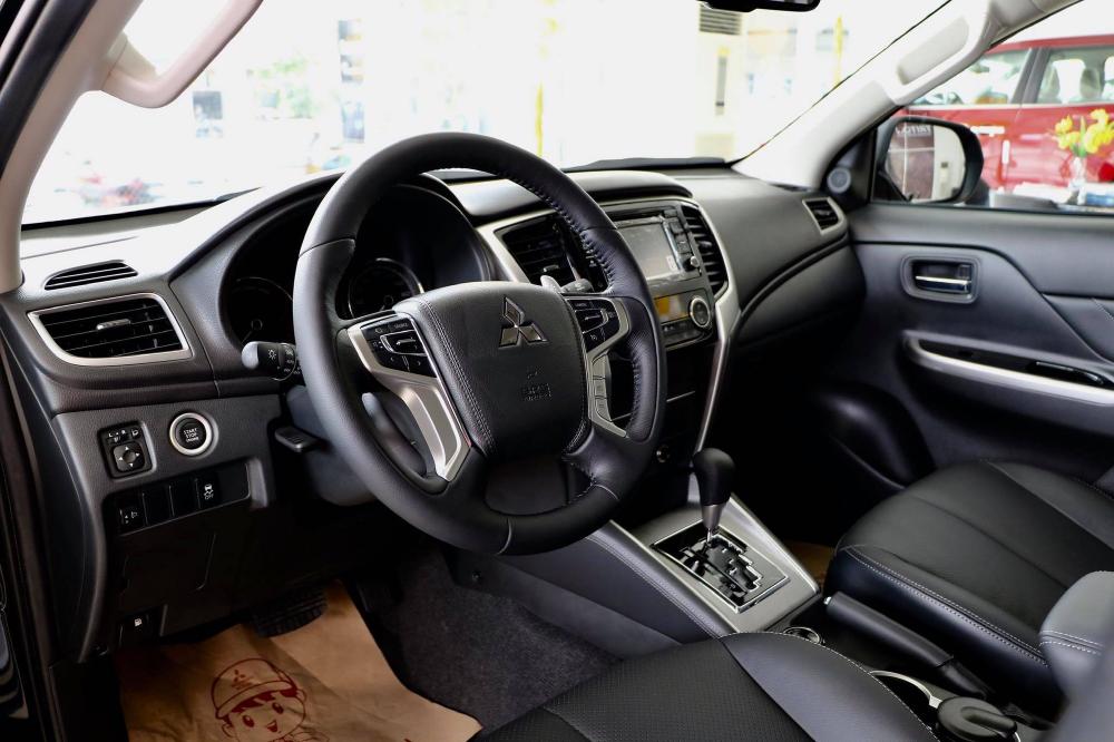 Không gian nội thất rộng rãi của xe ô tô Mitsubishi Triton cũ 2018