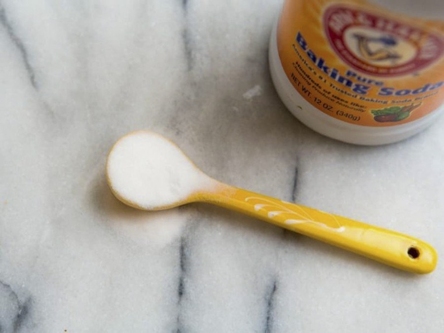 Rắc bột baking soda lên ghế để hút mùi và khử mùi nội thất xe