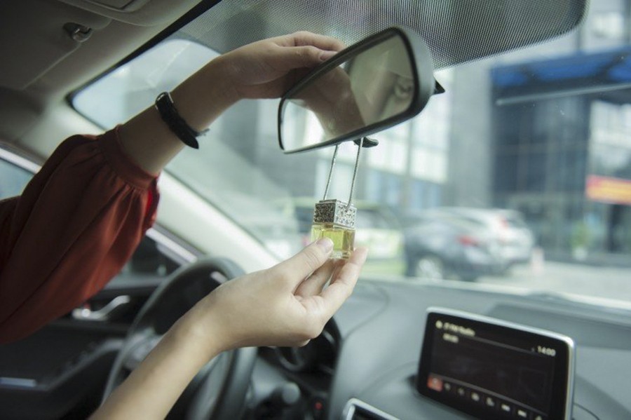Sử dụng lọ tinh dầu treo xe để làm thơm và khử mùi nội thất ô tô