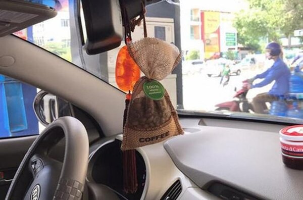 Túi vải chứa hạt cà phê rang đặt trong xe ô tô