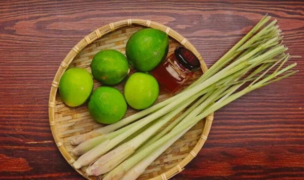 Bình xịt chứa hỗn hợp nước chanh sả đặt trong xe ô tô
