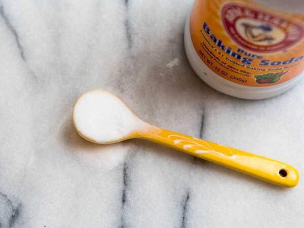 Rắc bột baking soda lên thảm sàn xe ô tô