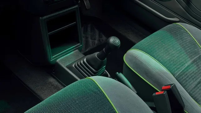 Nội thất xe ô tô điện Kia Pride với cụm đồng hồ hiển thị pin