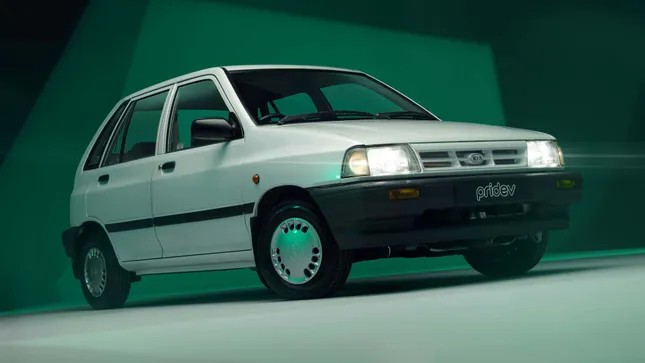 Xe ô tô điện Kia Pride restomod màu trắng, góc nhìn phía trước