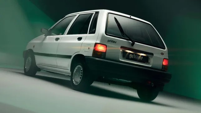 Động cơ xe ô tô điện Kia được đặt trong khoang máy của Kia Pride