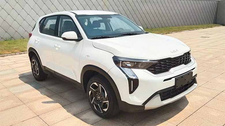 Góc nhìn khác của xe ô tô Kia Sonet 5 chỗ màu đỏ đỗ dưới tán cây