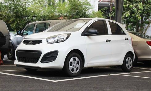Hình ảnh xe Kia Morning Van màu xanh lá cây đỗ trên phố