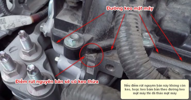 Kiểm tra đường keo dán mặt máy động cơ xe ô tô cũ