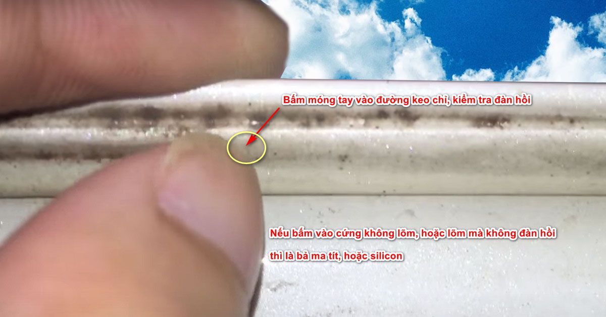 Kiểm tra độ đàn hồi và màu sắc keo chỉ thân xe ô tô cũ