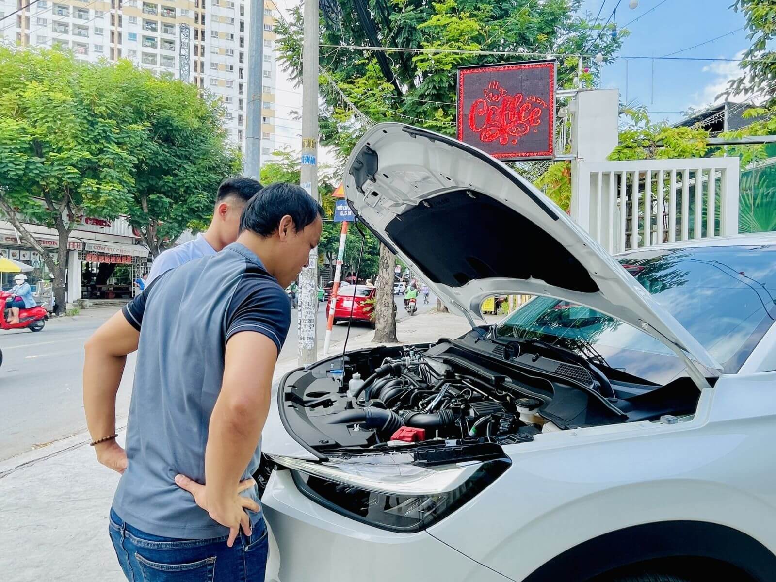 Hình ảnh kiểm tra nội thất xe ô tô cũ đã chạy taxi