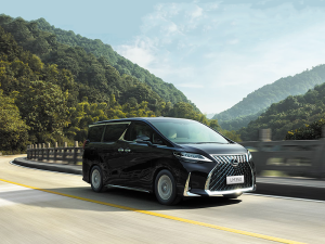 Thay kính chắn gió xe ô tô Lexus LM 300 tại địa điểm