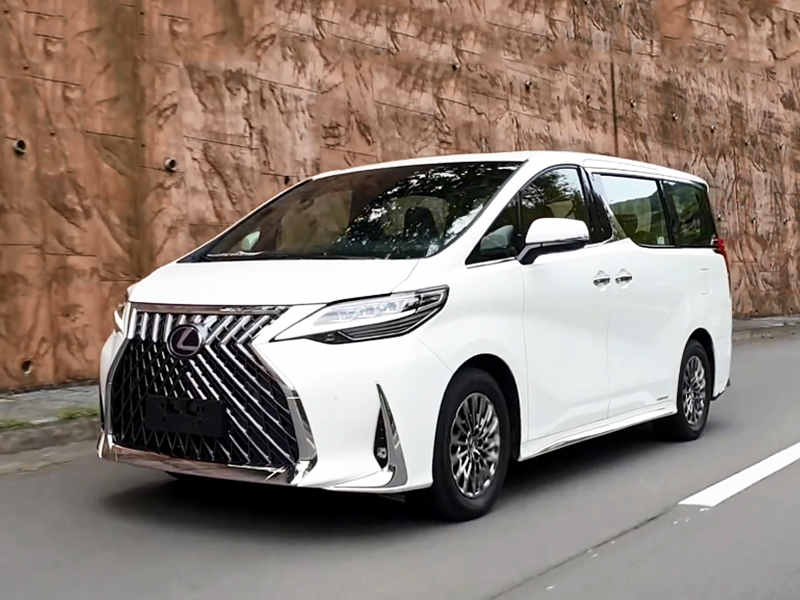 Sự cố trên kính chắn gió xe ô tô Lexus LM 300 cần sửa chữa