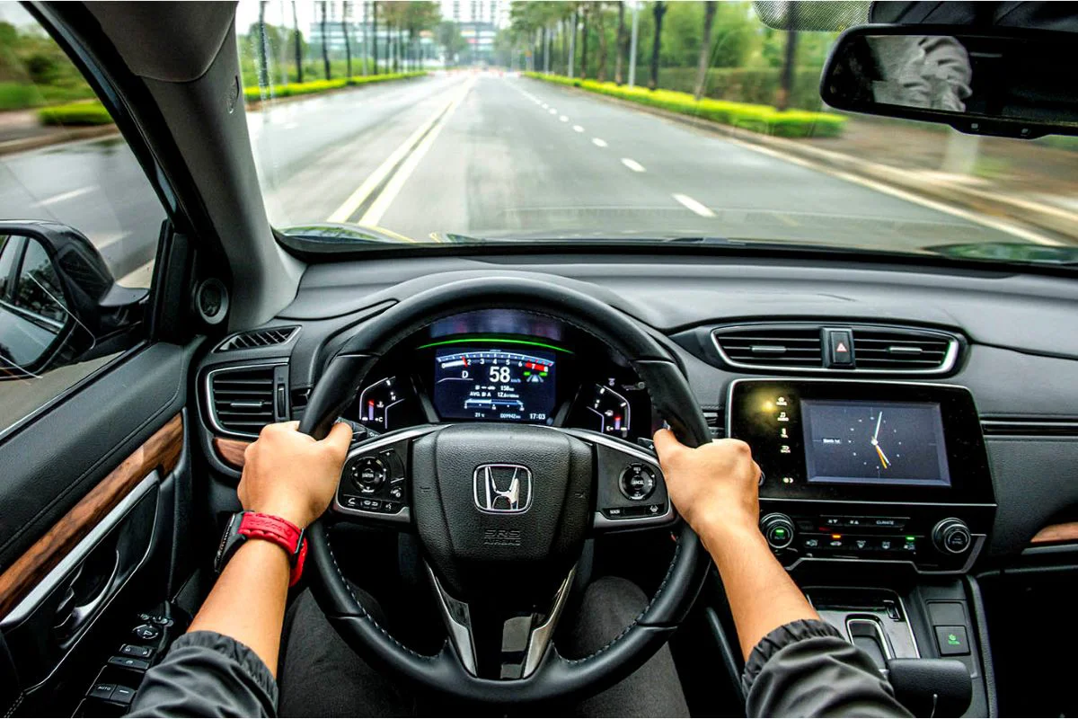 Tư thế cầm vô lăng lái xe ô tô ở vị trí 9h3 phút được khuyến nghị